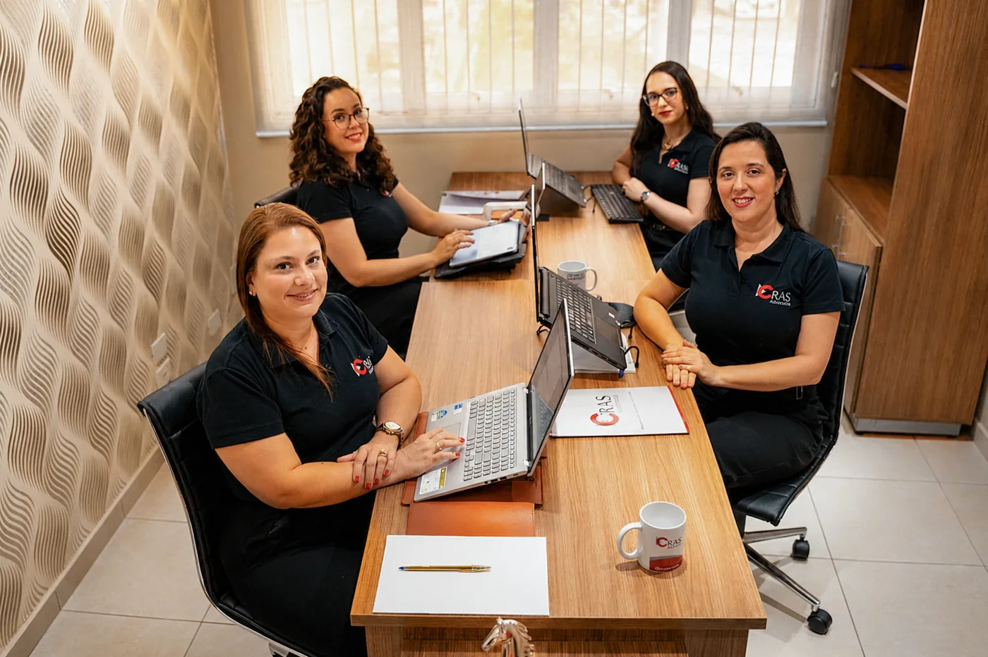 Momento real de trabalho da equipe da CRAS Advocacia